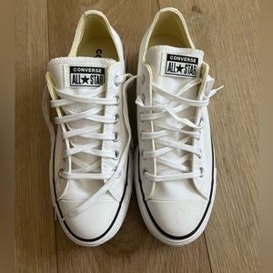 Converse women’s size 8 white platform chuck Taylor’s never been worn